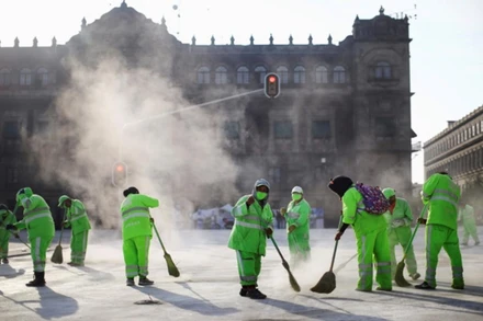 Nhân viên vệ sinh dọn dẹp khu vực quảng trường Zocalo, Mexico, ngày 20-7. (Ảnh: Reuters)
