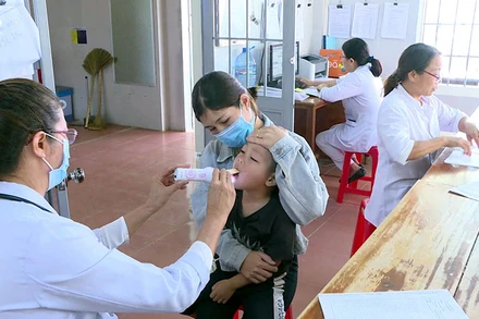 Khám sàng lọc bệnh bạch hầu cho trẻ em tại Lâm Đồng.