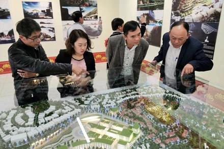 Trong không gian trưng bày các phương án ý tưởng kiến trúc khu vực đồi Dinh, TP Đà Lạt.