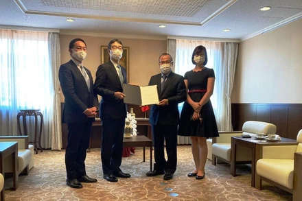 Ông Takayoshi Futae, Thành viên HĐQT kiêm GĐ Điều hành cao cấp, kiêm TGĐ Khối Khách hàng Doanh nghiệp toàn cầu MUFG Bank (thứ 2 từ trái sang) trao tượng trưng số tiền 100 triệu yên Nhật cho ông Vũ Hồng Nam, Đại sứ Đặc mệnh Toàn quyền Việt Nam tại Nhật Bản.