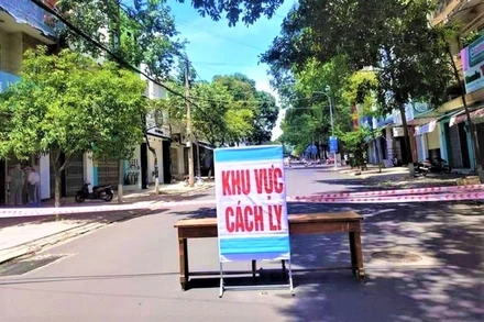Sau khi phát hiện thêm hai trường hợp mắc Covid-19, UBND TP Buôn Ma Thuột đã tiến hành phong tỏa, cách ly một số tuyến đường liên quan đến các bệnh nhân để phòng, chống dịch.
