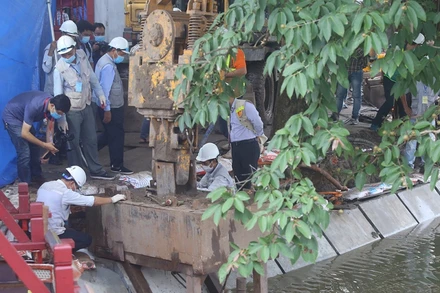 Khung cảnh buổi thi công khối cấu kiện cuối cùng tại khu vực cầu Thê Húc, sáng 20-8.