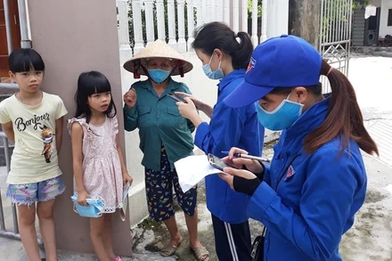 Đến tận nhà người dân để hướng dẫn cài ứng dụng Bluezone ở Hải Dương.