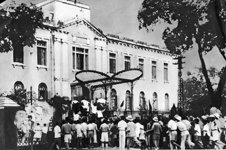 Vào ngày 19-8-1945, nhân dân biểu tình giành chính quyền tại Bắc Bộ phủ (Hà Nội).