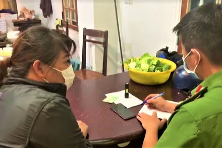 Đoàn kiểm tra công tác phòng, chống dịch Covid-19 của TP Buôn Ma Thuột lập biên bản các đối tượng vi phạm.