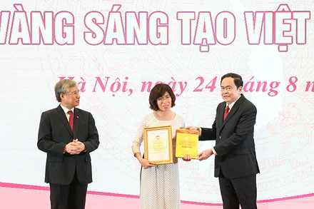 Thường trực Ban Bí thư Trần Quốc Vượng và Chủ tịch UBTƯ MTTQ Việt Nam Trần Thanh Mẫn tôn vinh đại diện tác giả, nhóm tác giả có công trình, giải pháp sáng tạo khoa học - công nghệ tiêu biểu năm 2020. Ảnh: Quang Vinh