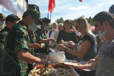 Các "anh nuôi" của Đội tuyển Bếp dã chiến phục vụ du khách các món ăn truyền thống của Việt Nam tại Army Games 2020. Ảnh: VĂN PHẠM