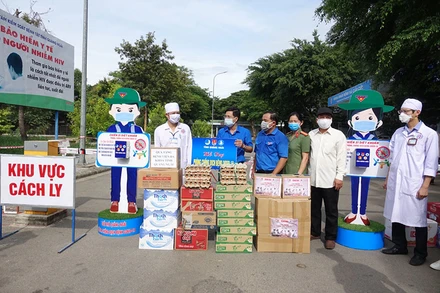 Lãnh đạo Tỉnh Đoàn Quảng Ngãi trao vật tư y tế, nhu yếu phẩm cho lực lượng tuyến đầu chống dịch.