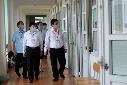 Thứ trưởng GD-ĐT Nguyễn Hữu Độ kiểm tra công tác thi tại Hoà Bình