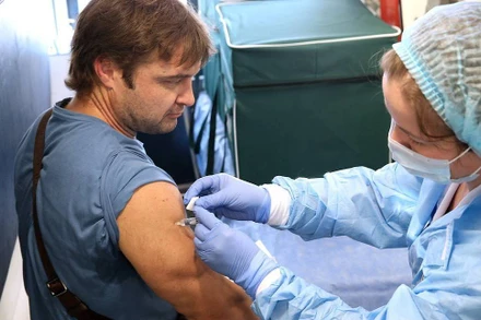 Nga lên kế hoạch tiêm chủng vaccine chống Covid-19 miễn phí cho người dân trong tháng 10. Ảnh: TASS.