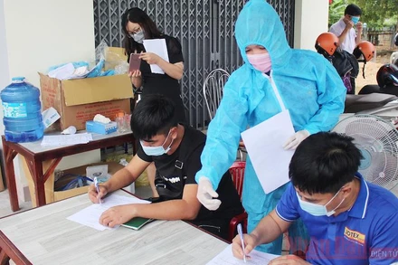 Nhân viên y tế tại chốt hướng dẫn người tham gia giao thông khai báo y tế bắt buộc khi qua địa bàn Quảng Trị.