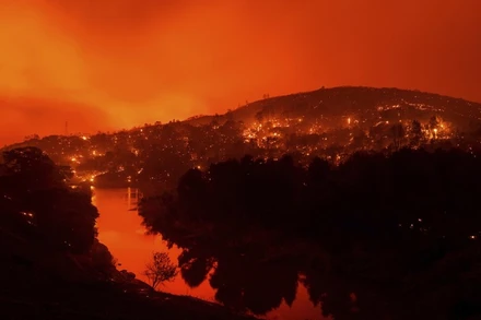 Màu đỏ cam bao trùm hạt Napa, bang California, ngày 18-9. (Ảnh: AP)