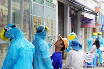 Đà Nẵng thực hiện lấy mẫu xét nghiệm cho người dân tại phường An Hải Đông, quận Sơn Trà, TP Đà Nẵng.