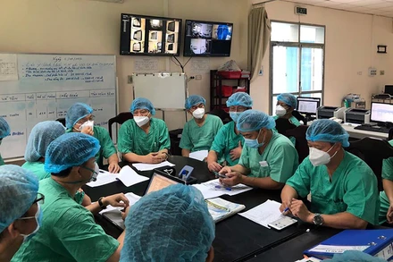 Các Giáo sư đầu ngành làm việc tại Bệnh viện Trung ương Huế.