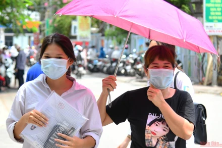 Không quản ngại vất vả, chăm chút cho các thí sinh từ miếng ăn, giấc ngủ mà cho đến khi vào phòng thi, phụ huynh vẫn dõi theo, ngóng trông con em mình. 