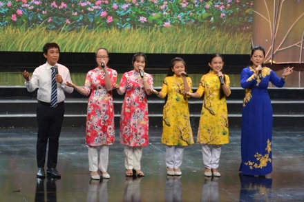 Tác phẩm “Theo gương Bác”, Điệu Khốc hoàng thiên của tác giả Phạm Thái Bình (CLB Đờn ca tài tử TTVH Thành phố) đạt Giải B khối không chuyên.