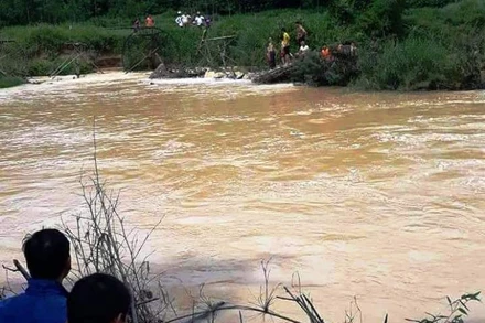 Lực lượng chức năng đã tìm thấy nạn nhân bị nước cuốn.