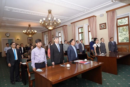 Các đại biểu thực hiện nghi thức chào cờ tại buổi lễ.