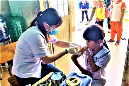 Cán bộ y tế tỉnh Đắk Lắk về tận vùng sâu tiêm vắc-xin phòng bệnh bạch hầu cho nhân dân. 