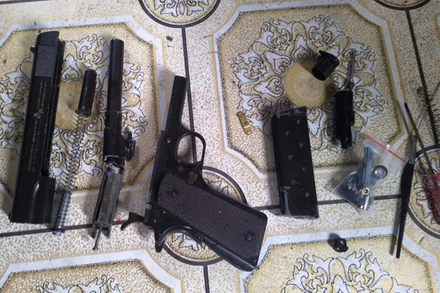 Vũ khí quân dụng và súng hỗ trợ bị thu giữ. (Ảnh: KHÁNH BÌNH)