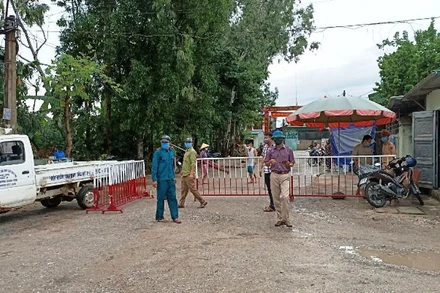 Lực lượng phòng, chống dịch ở TP Sầm Sơn lập chốt kiểm soát ở khu phố Nam Bắc, phường Quảng Vinh.