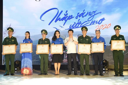 Chủ tịc UBND tỉnh tặng bằng khen các đơn vị thực hiện tốt chương trình “Nâng bước em đến trường”, mô hình “Con nuôi Biên phòng”.