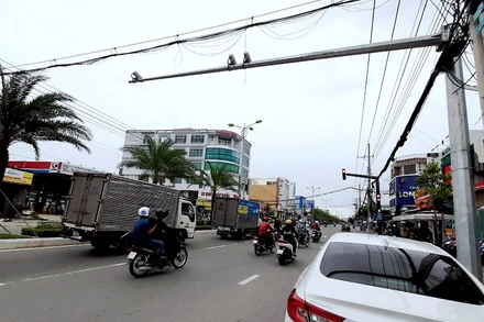 Một điểm giám sát đèn đỏ qua hệ thống camera trên đường Nguyễn Tất Thành, phường 8, TP Cà Mau.