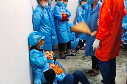 Một số công nhân đang làm việc tại phân xưởng bị ngất chưa rõ nguyên nhân. 