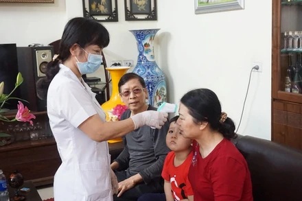 Cán bộ y tế kiểm tra sức khỏe cho người dân.