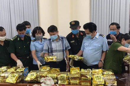 Lực lượng chức năng đang kiểm đếm số ma túy tang vật.