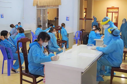 Ngành y tế tiến hành test nhanh các trường hợp công dân cách ly.