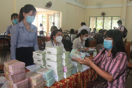 Người dân nhận tiền đền bù, hỗ trợ trong sáng 19-8.