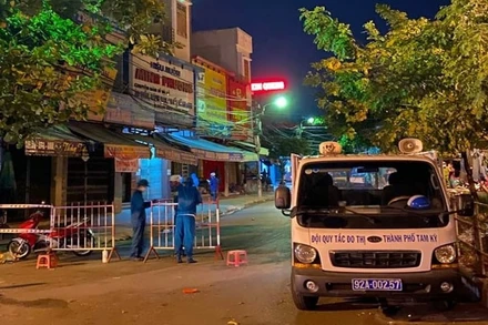 Phong tỏa khu vực gần chợ Tam Kỳ.