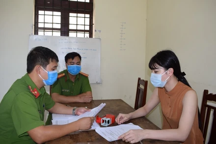 Đối tượng Phan Thị Tú Anh tại cơ quan công an.