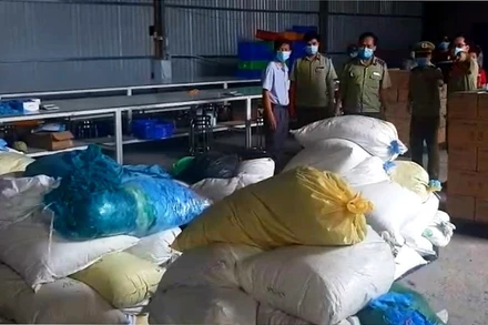 Hiện trường phát hiện số lượng lớn găng tay y tế đã qua sử dụng chuẩn bị tái chế và đã tái chế.