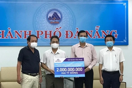 Đại diện Tập đoàn Hòa Phát trao tiền hỗ trợ cho TP Đà Nẵng phòng, chống dịch Covid 19.