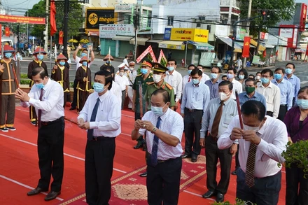 Ủy viên T.Ư Đảng, Bí thư Tỉnh ủy Tiền Giang Nguyễn Văn Danh làm trưởng đoàn đã đến thắp hương tại Tượng đài Trương Định.