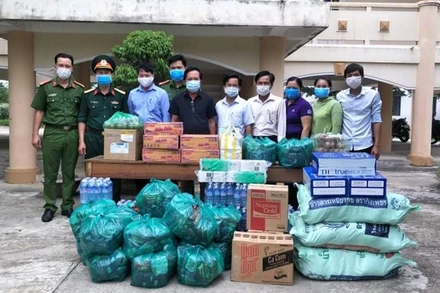 Các cơ quan chức năng hỗ trợ nhu yếu phẩm cho người dân tại khu cách ly tập trung tại huyện Duy Xuyên.