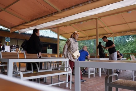 Khách đã trở lại tại một quán ăn ngoài trời, trong công viên Kolomenskoye ở Moscow. (Ảnh: Thanh Thể)