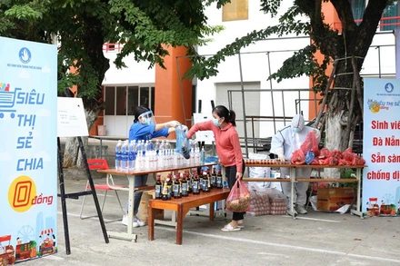 Sinh viên đến nhận thực phẩm tại “Siêu thị sẻ chia 0 đồng".