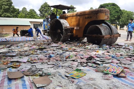 Lực lượng chức năng Vĩnh Long tiến hành tiêu hủy hàng hóa vi phạm, sáng 28-8. 