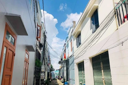 Nhiều dãy nhà liền kề xây dựng trái phép trên đất nông nghiệp ở thửa đất 393.