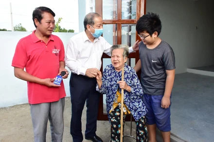 Một hộ nghèo xúc động sau hàng chục năm sống khổ cực giờ được nhận ngôi nhà mới. (Ảnh: PNM)