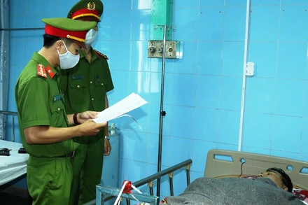 Công an Quảng Bình công bố quyết định khởi tố lái xe bị thương đang điều trị tại bệnh viện.