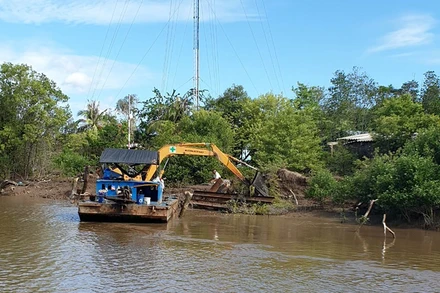 Ông Út thuê cơ giới phá dỡ công trình rào chắn bến tự phát ở Hai Hạt.