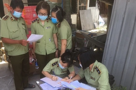 Lực lượng chức năng kiểm tra hàng hóa không hóa đơn chứng từ tại kho hàng.