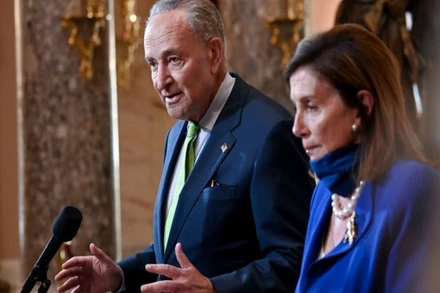 Ông Schumer và bà Pelosi phát biểu trước phóng viên tại Washington, ngày 29-7. (Ảnh: Reuters)