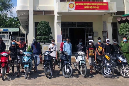 Lực lượng công an tạm giữ các đối tượng tham gia đua xe.