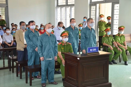 Các bị cáo là cựu lãnh đạo UBND TP Phan Thiết; lãnh đạo, nhân viên Phòng TN-MT TP Phan Thiết tại phiên tòa. 