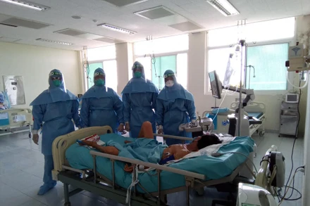 Các bác sĩ tại Bệnh viện Đa khoa Trung ương Quảng Nam tích cực điều trị cho ca bệnh nặng.